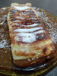 Una foto de Panqueque relleno de dulce de leche y con azúcar quemada
