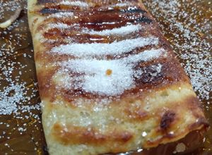Una foto de Panqueque relleno de dulce de leche y con azúcar quemada