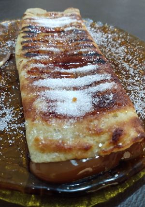 Una foto de Panqueque relleno de dulce de leche y con azúcar quemada