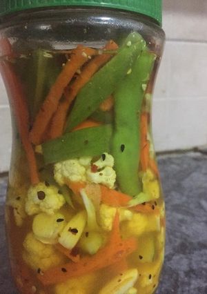 A picture of Vegetables pickle in vinegar.