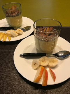 Reggeli poharas, chia maggal, gyümölccsel recept fotója