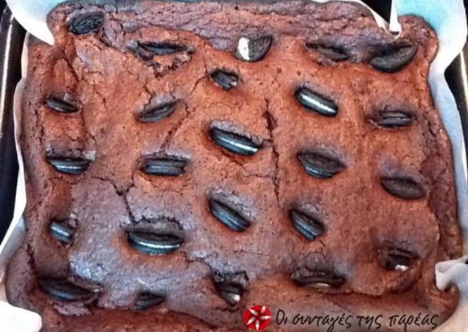 κύρια φωτογραφία συνταγής Brownies με χαρουπάλευρο και Oreo cookies