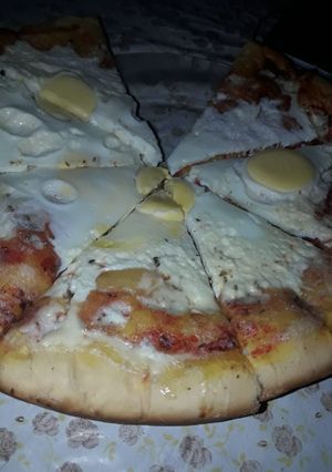 Una foto de Pizza con huevo hervido💜