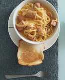 Pastas con salchichas en salsa de tomate