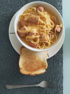 Una foto de Pastas con salchichas en salsa de tomate