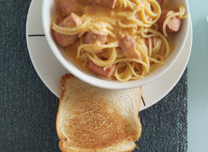 Una foto de Pastas con salchichas en salsa de tomate