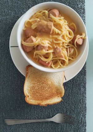 Una foto de Pastas con salchichas en salsa de tomate