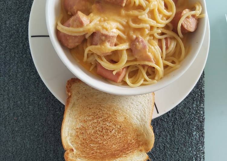 Pastas con salchichas en salsa de tomate