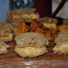 A picture of Cheddar cheese Mayonnaise sandwich.