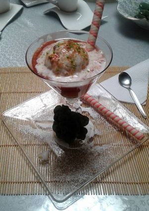 Una foto de Un rico postre de sandía con mango y helado