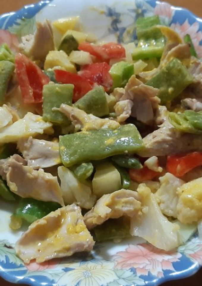 Una foto de Ensalada de pollo con aliño de mostaza