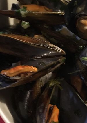 Une photo de Moules au citron et aux herbes fraîches