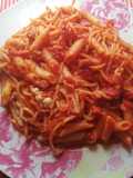 Pasta con tomate, chorizo y piquillos