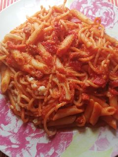 Una foto de Pasta con tomate, chorizo y piquillos