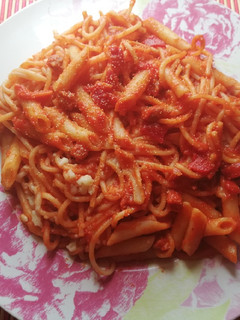Una foto de Pasta con tomate, chorizo y piquillos