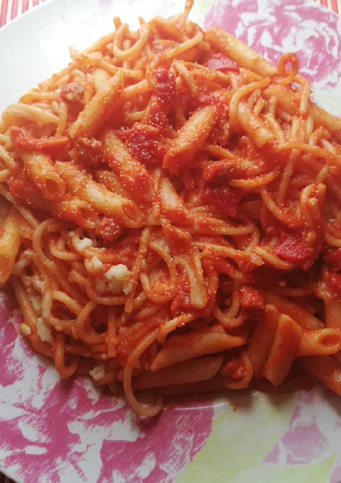 Una foto de Pasta con tomate, chorizo y piquillos