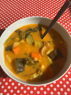 Una foto de Sopa curry con leche de coco y verduras