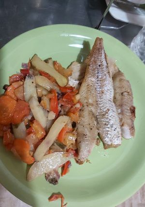 Una foto de Merluza al horno con verduras