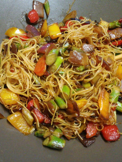 Una foto de Fideos de Arroz a mi manera