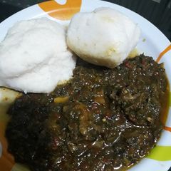 A picture of Tuwo shinkafa n vegetable soup.