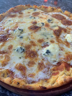 Una foto de Pizza con masa de zanahoria y semillas sin TACC