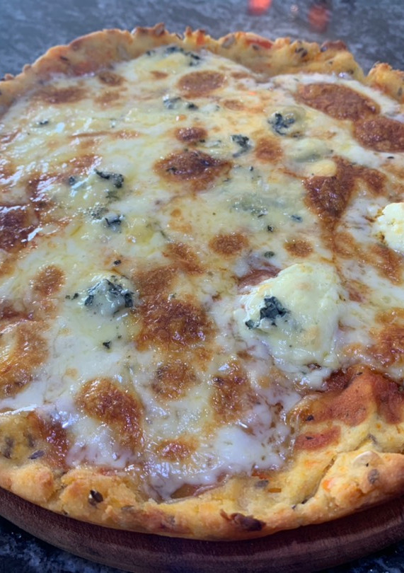 Una foto de Pizza con masa de zanahoria y semillas sin TACC