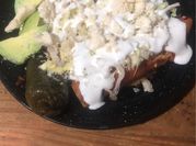 Una foto de enchiladas roja