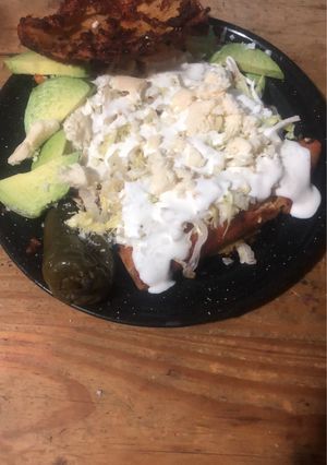 Una foto de Enchiladas tapatías rojas