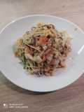 Noodles ai frutti di mare e verdure croccanti