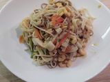 Noodles ai frutti di mare e verdure croccanti