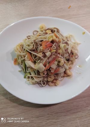 Foto di Noodles ai frutti di mare e verdure croccanti