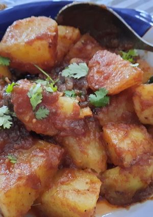 A picture of Khattay aloo.