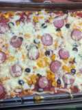 Pizza aus Toastbrot mit Wurst