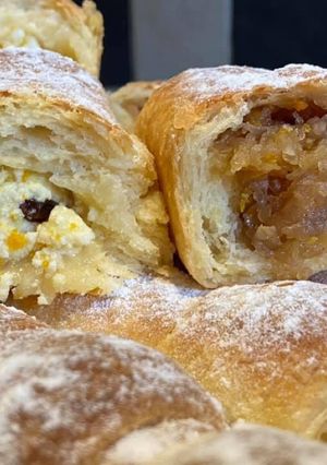 O poză a rețetei Pachețele din cocă de cartofi, umplute cu brânză dulce de vacă, stafide și mere cu scorțișoară😋.