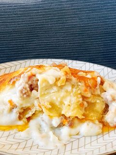 Una foto de Lasaña de butifarra y manzana