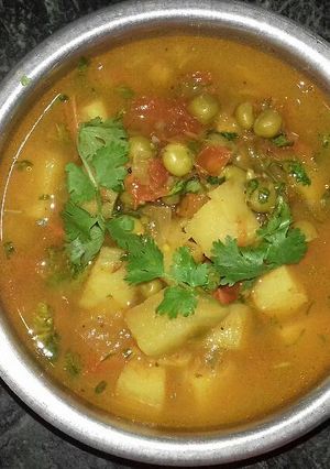 A picture of Aloo matar ki sabji.