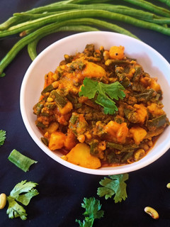 ચોળી બટાકા નું શાક (Chori Bataka Shak Recipe In Gujarati) રેસીપી મુખ્ય ફોટો