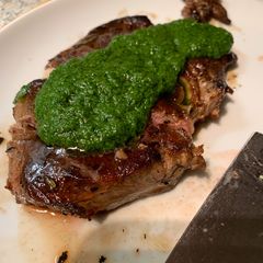 A picture of Green herb sauce.