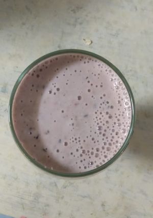A picture of Banana oatmeal smoothie.