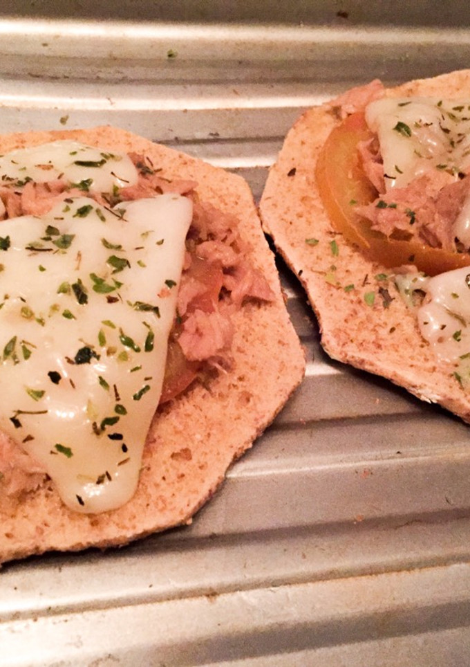 Una foto de Montadito de atún, tomate y queso