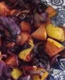 Ensalada tibia de repollo morado y peras a la miel de pulque