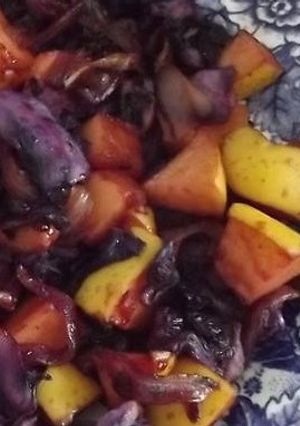 Una foto de Ensalada tibia de repollo morado y peras a la miel de pulque
