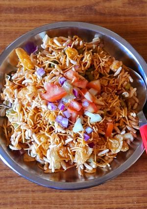 मूंग दाल स्प्राउटस झाल मुरी (Moong dal sprouts jhal muri recipe in hindi) रेसिपी मुख्य फोटो