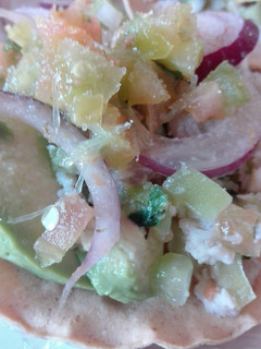 Una foto de Ceviche de pescado con tomate verde