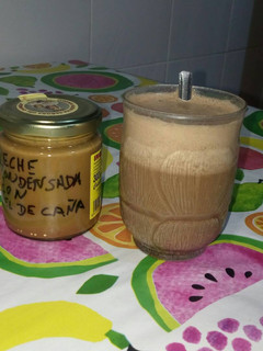 Una foto de Leche condensada casera con colacao y huevo batido