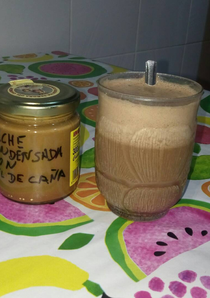 Una foto de Leche condensada casera con colacao y huevo batido