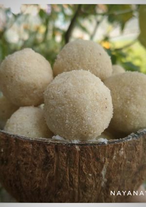 सूजी और नारियल लड्डू (suji aur nariyal ladoo recipe in Hindi) रेसिपी मुख्य फोटो