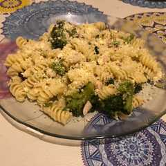Una foto de Fideos con vegetales y atún🍲🥦🐟