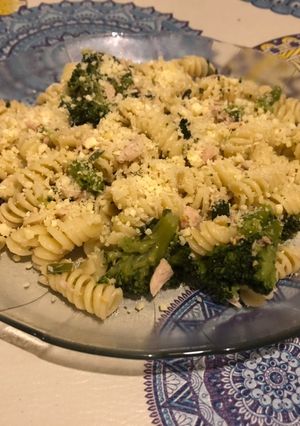 Una foto de Fideos con vegetales y atún🍲🥦🐟