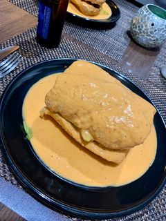 Una foto de Torta ahogada salsa roja